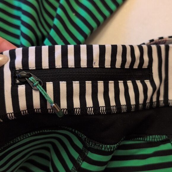 Lululemon Rare Seawheeze Run Inspire Crop II Green Insect Bugs print FLAWED 8 - Picture 7 of 10